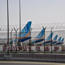 Six appareils de FlyDubai sont stationnés sur le tarmac, derrière des barbelés.