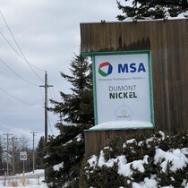 Affiche entrée des bureaux de Dumont Nickel.