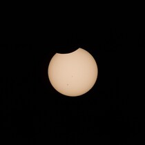 Une éclipse solaire partielle.