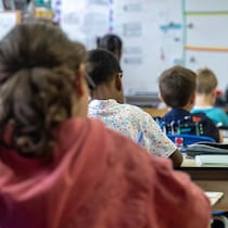 Des élèves dans une classe d'école primaire.