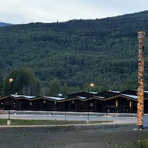 La façade d'une école.