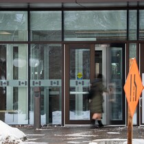 Un fonctionnaire entre dans l'Édifice Lester B. Pearson.