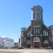 L'église Saint-Jérôme lors d'une journée de printemps ensoleillée.