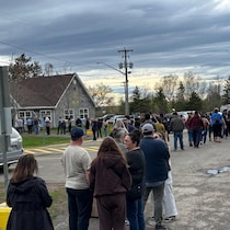 Des gens attendent pour voter.