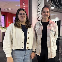 Élisabeth Fortier, travailleuse sociale à la DPJ, et Rebecca Bernard, étudiante en travail social.
