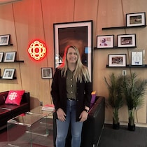 Éloïse Harvey dans les studios de Radio-Canada.