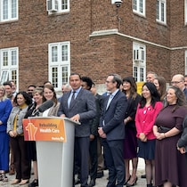 Wab Kinew fait un discours devant le Centre de santé mentale de Selkirk.