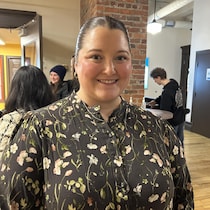 Émilie Caissie sourit à la caméra.