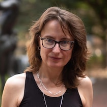 La femme sourit à l'extérieur.