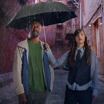 Sous la pluie, Florence Longpré tient un parapluie au-dessus de Thomas Ngijol.