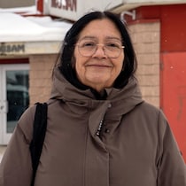 Frances Mowatt devant l'école Migwan à Pikogan.