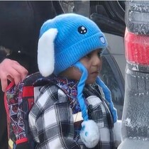 Liam Conejo Ramos portant un sac à dos attend pour monter dans une voiture, une main sur son épaule.