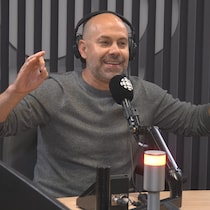 Un homme dans un studio de radio.