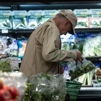 Un homme fait ses courses dans un supermarché à Vancouver, le 21 octobre 2025.