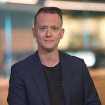 Eric Dow en entrevue dans les studios de Radio-Canada. 
