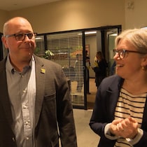 Éric Marquis et la première ministre Susan Holt.