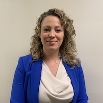 Carolann Forgues sourit légèrement à la caméra.