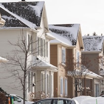Des maisons en rangée à Rimouski, sous la neige.
