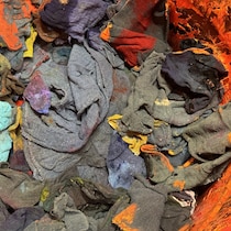 Des chiffons tâchés de peinture sont conservés dans un tonneau, à Calgary, le 2 décembre 2025. 
