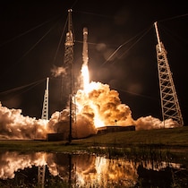 Une fusée Falcon 9 de SpaceX décolle d'une base des Forces aériennes à cap Canaveral, en Floride.