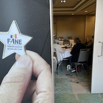 Une salle de réunion avec des personnes assises. À l'entrée, gros plan sur une main qui tient une petite broche en forme d'étoile sur lequel est écrit Fédération acadienne de la Nouvelle-Écosse.
