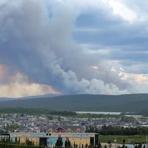 Le feu de Walsh River brûle à 8 km à l'ouest de Labrador City.