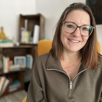 Une femme pose avec le sourire.