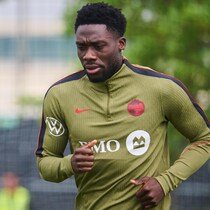 Un joueur de soccer court à l'entraînement. 