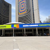 L’hôtel de ville de Toronto avec une affiche de la FIFA avec l’inscription « Nous sommes Toronto » en français.