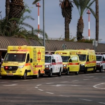 Des ambulances attendent à l'aéroport international Ben Gourion l'arrivée des passagers d'un avion de la compagnie FlyDubai en provenance des Émirats arabes unis et à destination d'Israël, qui a été dérouté vers l'Arabie saoudite à la suite d'un signal d'urgence, à Lod, près de Tel-Aviv, en Israël.