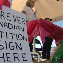 Pancarte invitant à signer la pétition Forever Canadian.
