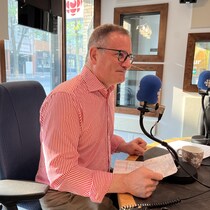Frédéric Laurin en entrevue à Radio-Canada, dans le studio de Rouyn-Noranda.