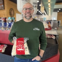 Yan Jodoin présente un sac de fromage en grains.