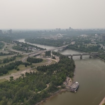 La ville d'Edmonton assombrie par la fumée dans l'air. 