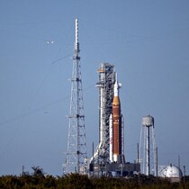 Le système de lancement spatial, avec la capsule Orion, au complexe de lancement 39 B du Centre spatial Kennedy au cap Canaveral.