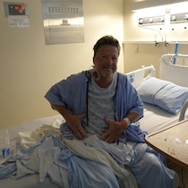 Portrait de Gaétan Moreau sur son lit d'hôpital.