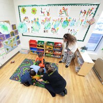 Des enfants jouent sous la supervision d'éducatrices au Blessed Chiara Badano Child Care Centre de Stouffville, en Ontario, le 2 mai 2025.