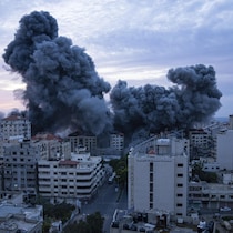 Un panache de fumée s'élève à la suite d'une frappe aérienne israélienne, dans la ville de Gaza, le samedi 7 octobre 2023.
