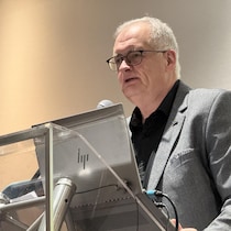 Gilles Chapadeau parle au micro. 