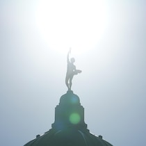 Une statue à contre-jour.
