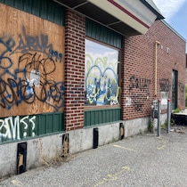 Un mur avec des graffitis.