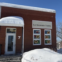 L'entrée de La Grande Table dans la neige.