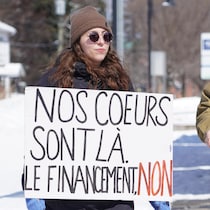 Deux manifestantes avec des pancartes.