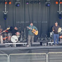 Des musiciens en répétition sur la scène. 