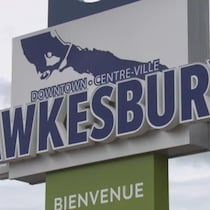 Le panneau de bienvenue à l'entrée de la municipalité de Hawkesbury.