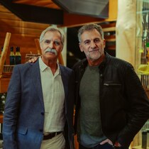 Les deux hommes posent côte-à-côte.