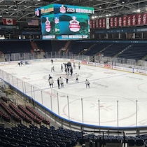 Des joueurs de hockey sur une patinoire. 