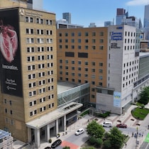 Photo par drone de l'hôpital général de Toronto avec SickKids en arrière-plan. 