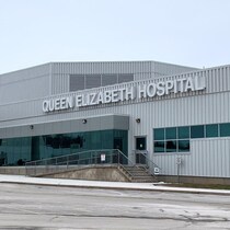 Enseigne de l'hôpital en grosses lettres blanches.