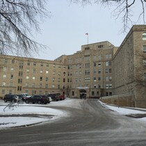 L'immeuble de l'hôpital royal universitaire de Saskatoon avec la route légèrement enneigée. 